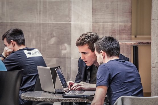 Zwei Studenten schauen in einen Laptop