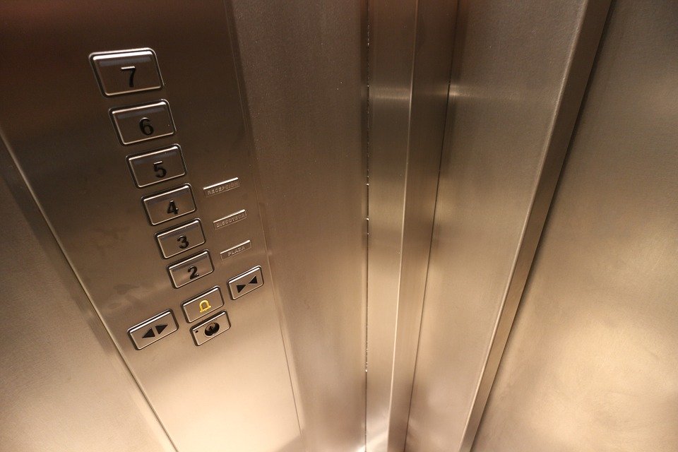 Ein Aufzug von innen