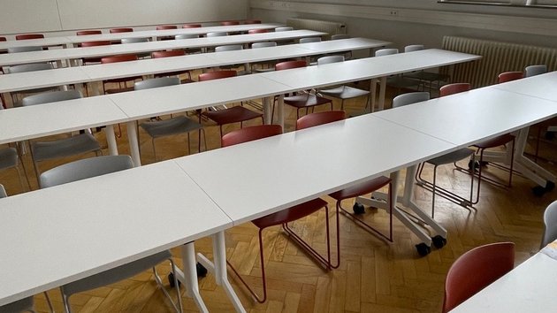 Neue Tische im Hörsaal Bau 1