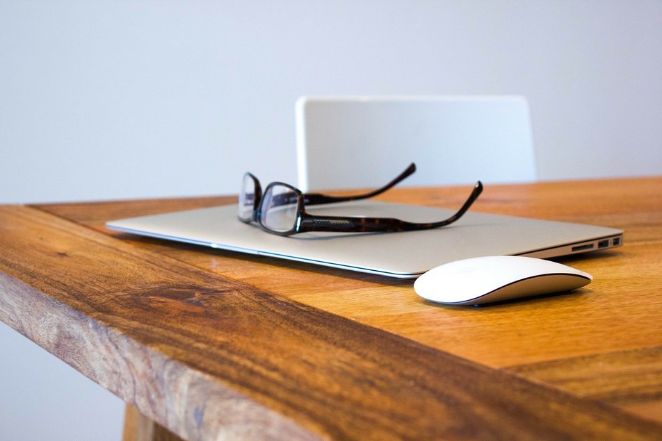 Brille und Laptop auf einem Tisch
