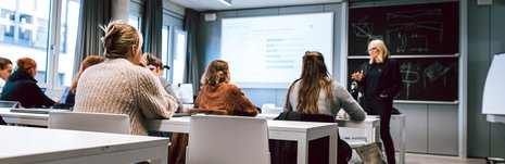 Professorin hält eine Lehrveranstaltung vor Studierenden