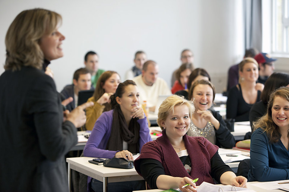 Dozentin und Studierende im Hörsaal