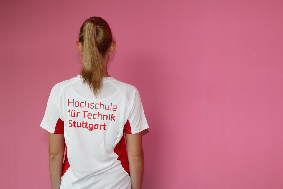 Eine Studentin von hinten, die ein T-Shirt mit HFT Logo trägt