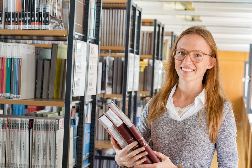 Bachelor-Betriebswirtschaft-Studierende-in-Bibliothek.jpg