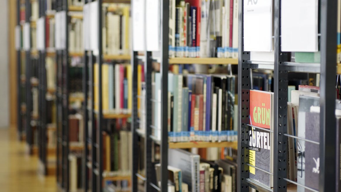 Bücherregale in der Bibliothek
