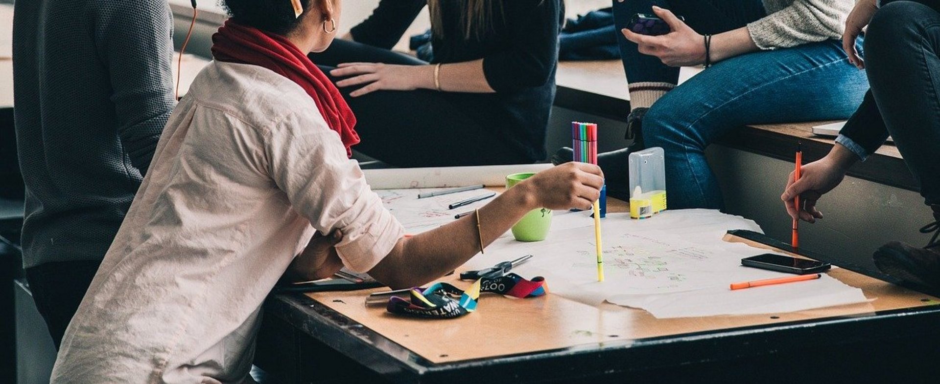Fünf Studenten sitzen zusammen an einem Tisch