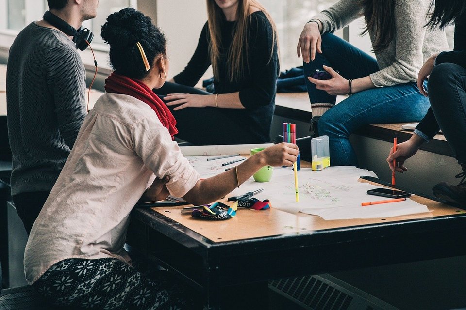 Fünf Studenten sitzen zusammen an einem Tisch