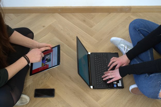 Zwei Studenten sitzen auf dem Boden