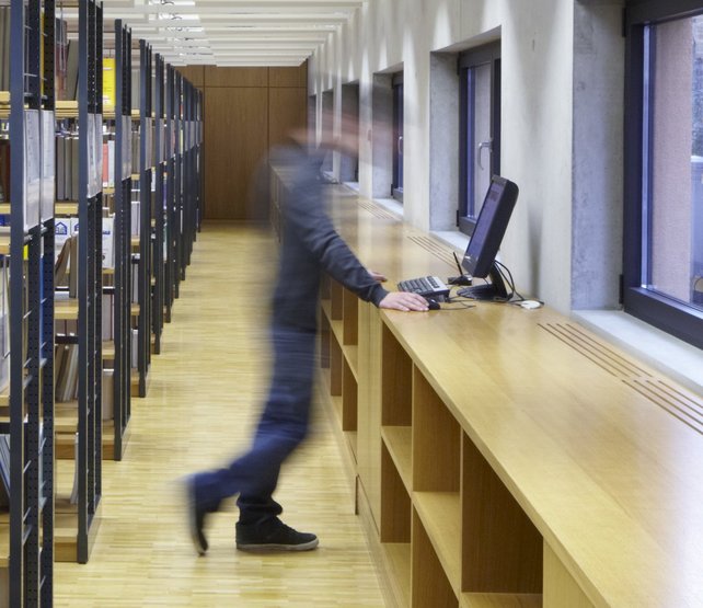 Bücherregale und Recherche-PCs in der Bibliothek