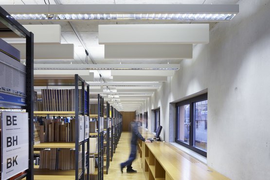 Bücherregale und Recherche-PCs in der Bibliothek