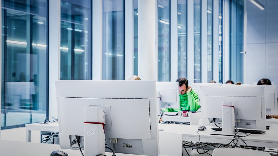 PC Raum mit arbeitenden Studierenden 