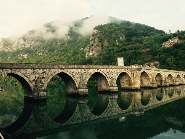 Eine Fotografie einer Brücke