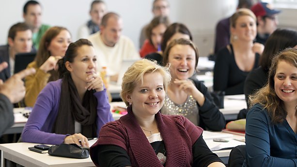 Dozentin und Studierende im Hörsaal