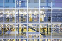Sicht in die Bibliothek durch die Glasfassade 