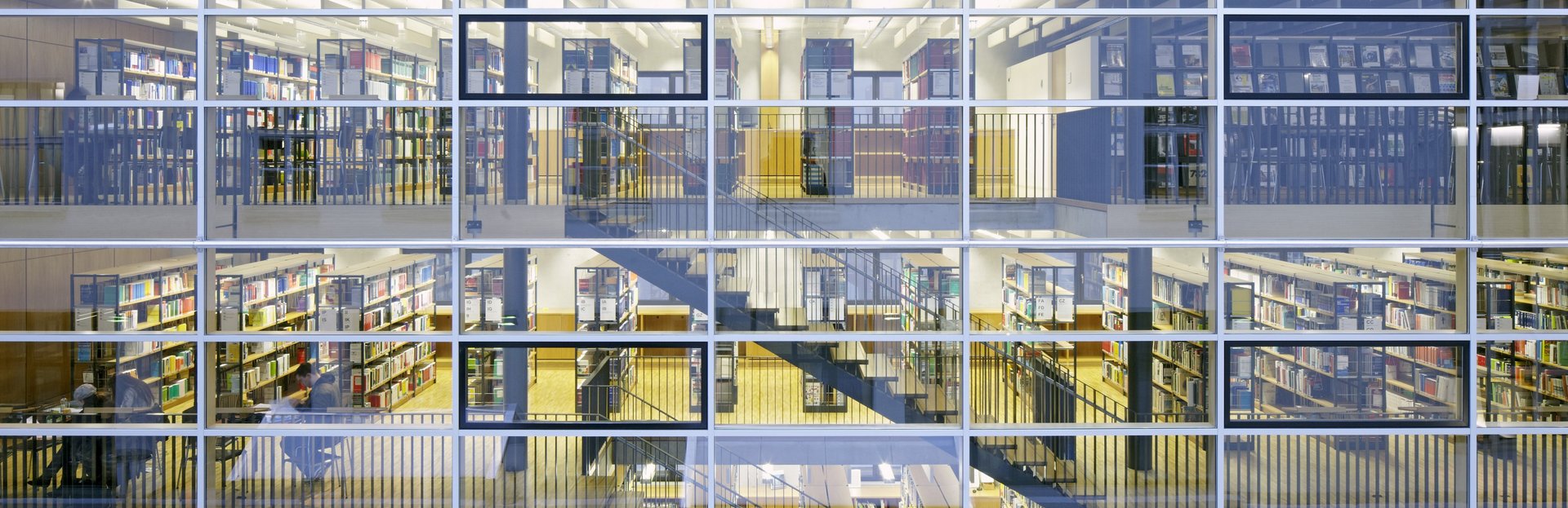 Sicht in die Bibliothek durch die Glasfassade 