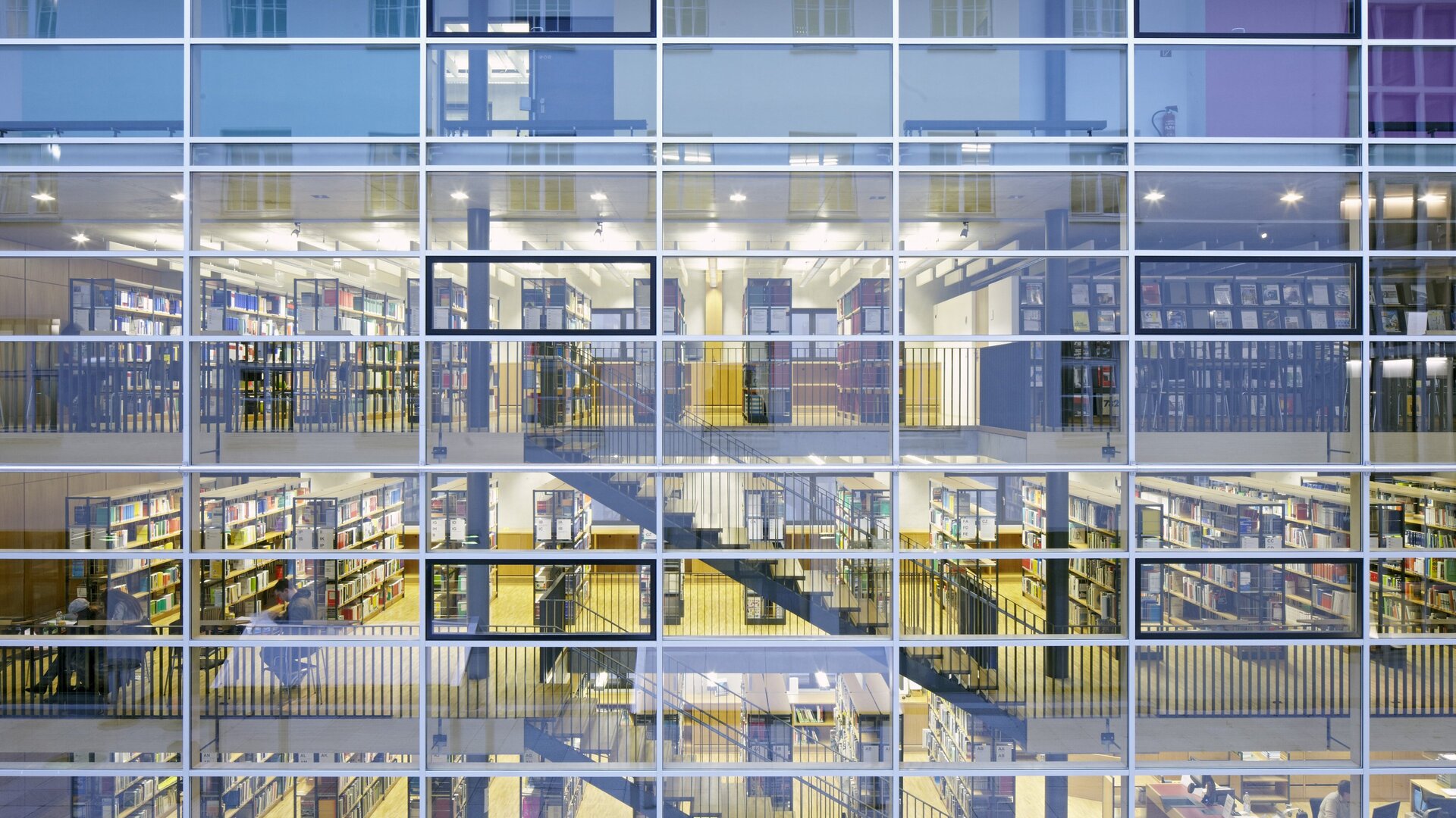 HFT-Bibliothek Aussenansicht auf die Glasfassade und die Regale