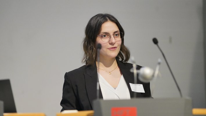 Frau An Mikrofon