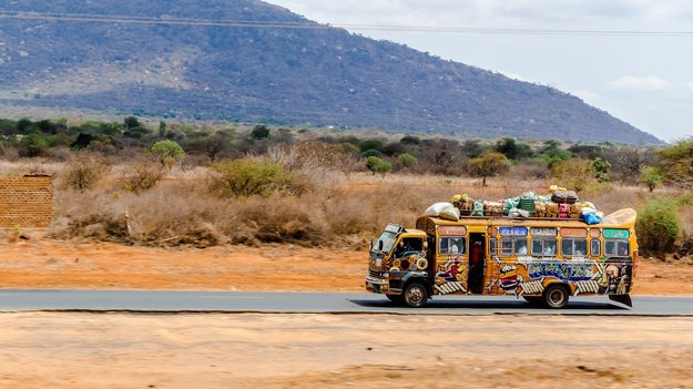 Ein beladener Bus in Kenia