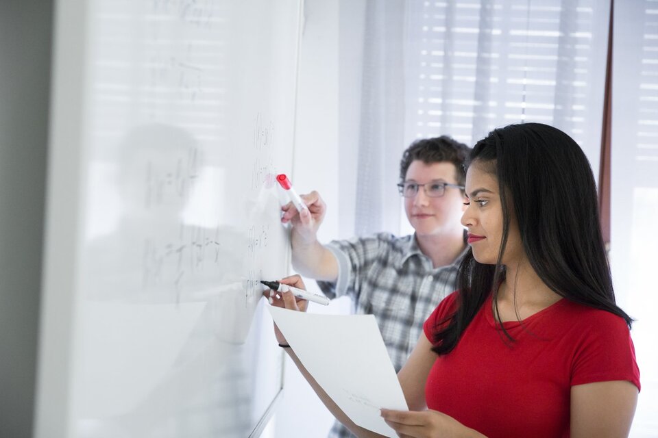 Bachelor-Betriebswirtschaft-Studierende-arbeiten-an-Whiteboard.jpg