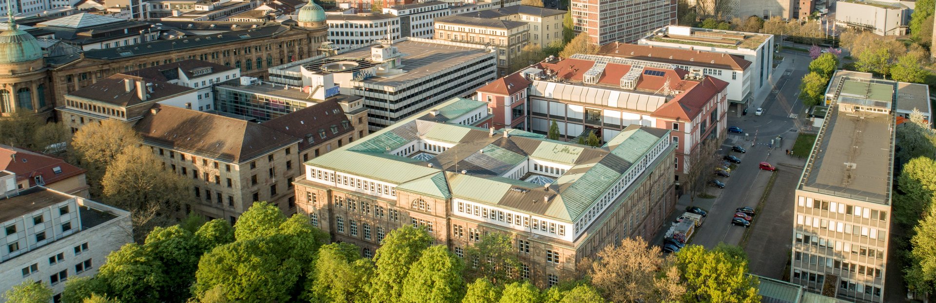 Zu sehen ist der Campus der Hochschule als Luftbild vom Stadtgarten Richtung Liederhalle