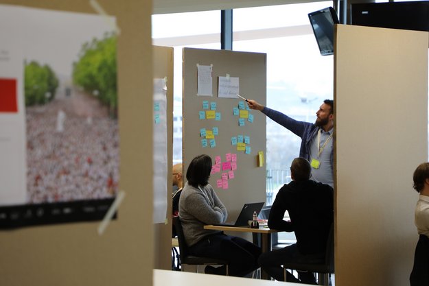 Personen arbeiten an einem Projekt