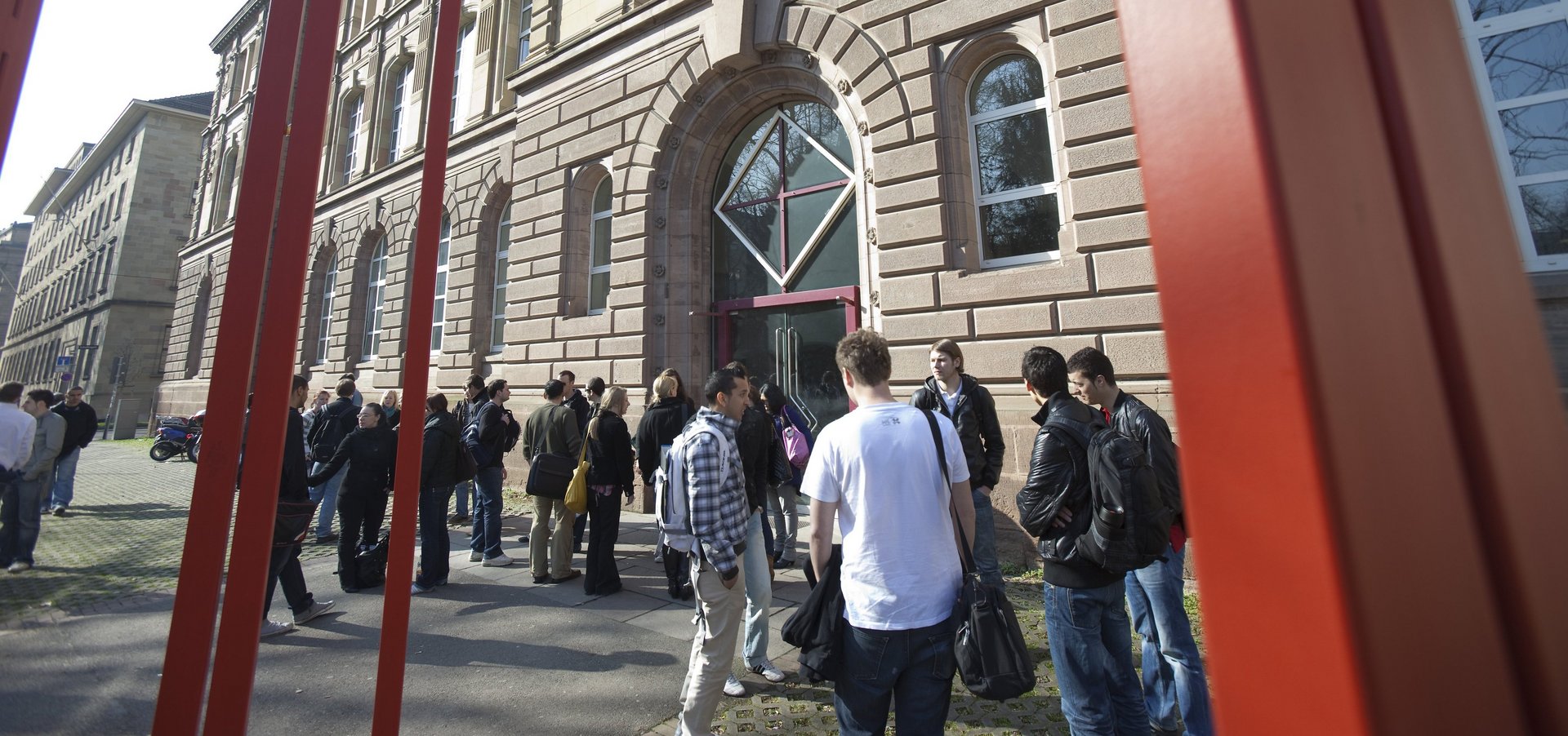 Viele Studenten stehen draußen zusammen