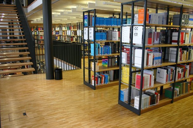 Bücherregale in der Bibliothek