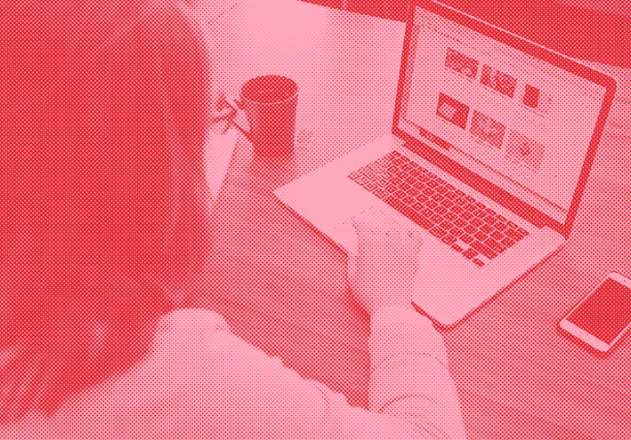 Person arbeitet am Laptop