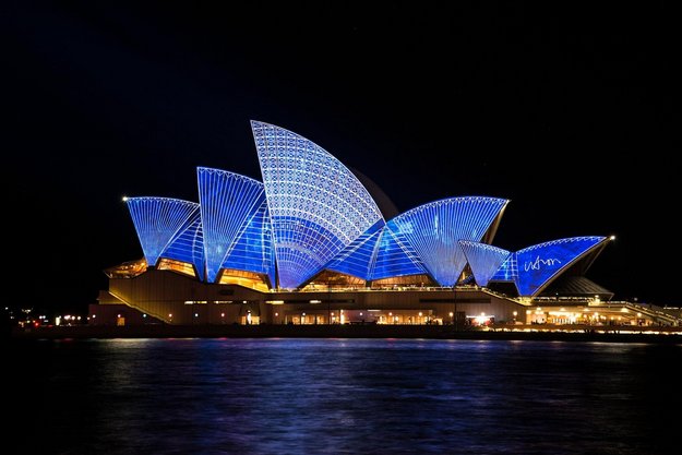Die beleuchtete Oper in Sydney bei Nacht
