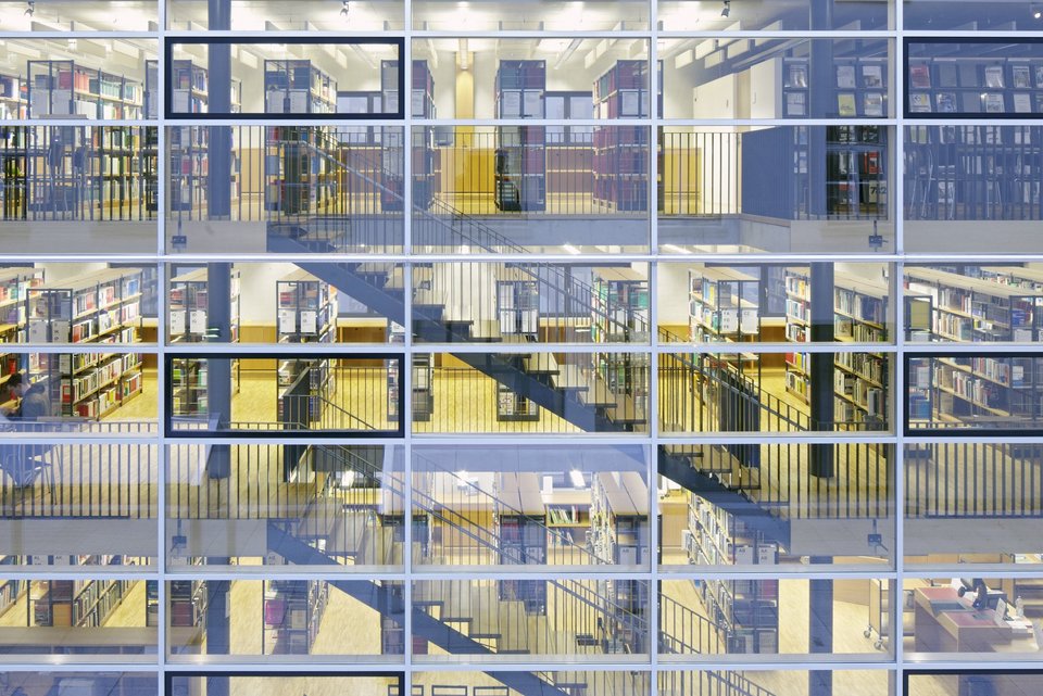 Glasfront der Bibliothek bei Tag