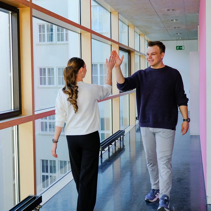 Student und Studentin geben sich "High Five"