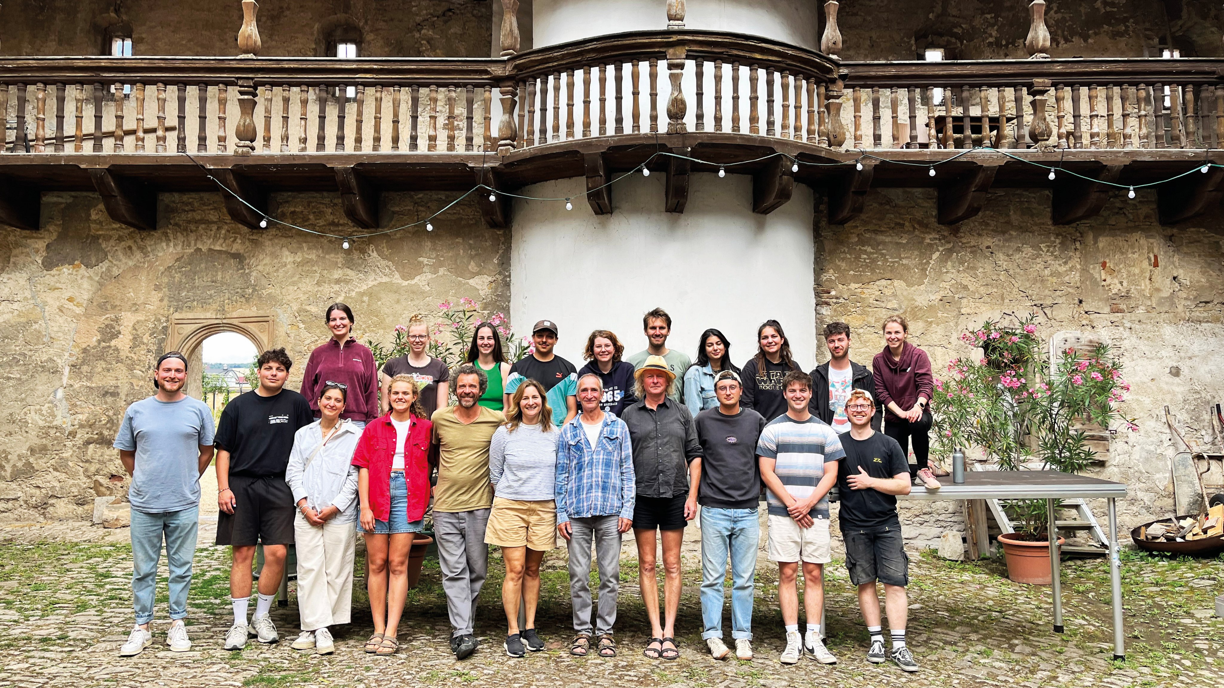 Gruppenbild vor der Schlossanlage Kannawurf