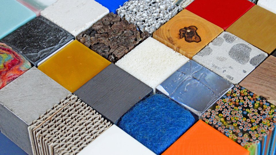 Verschiedene Materialien in Würfelform liegen nebeneinander