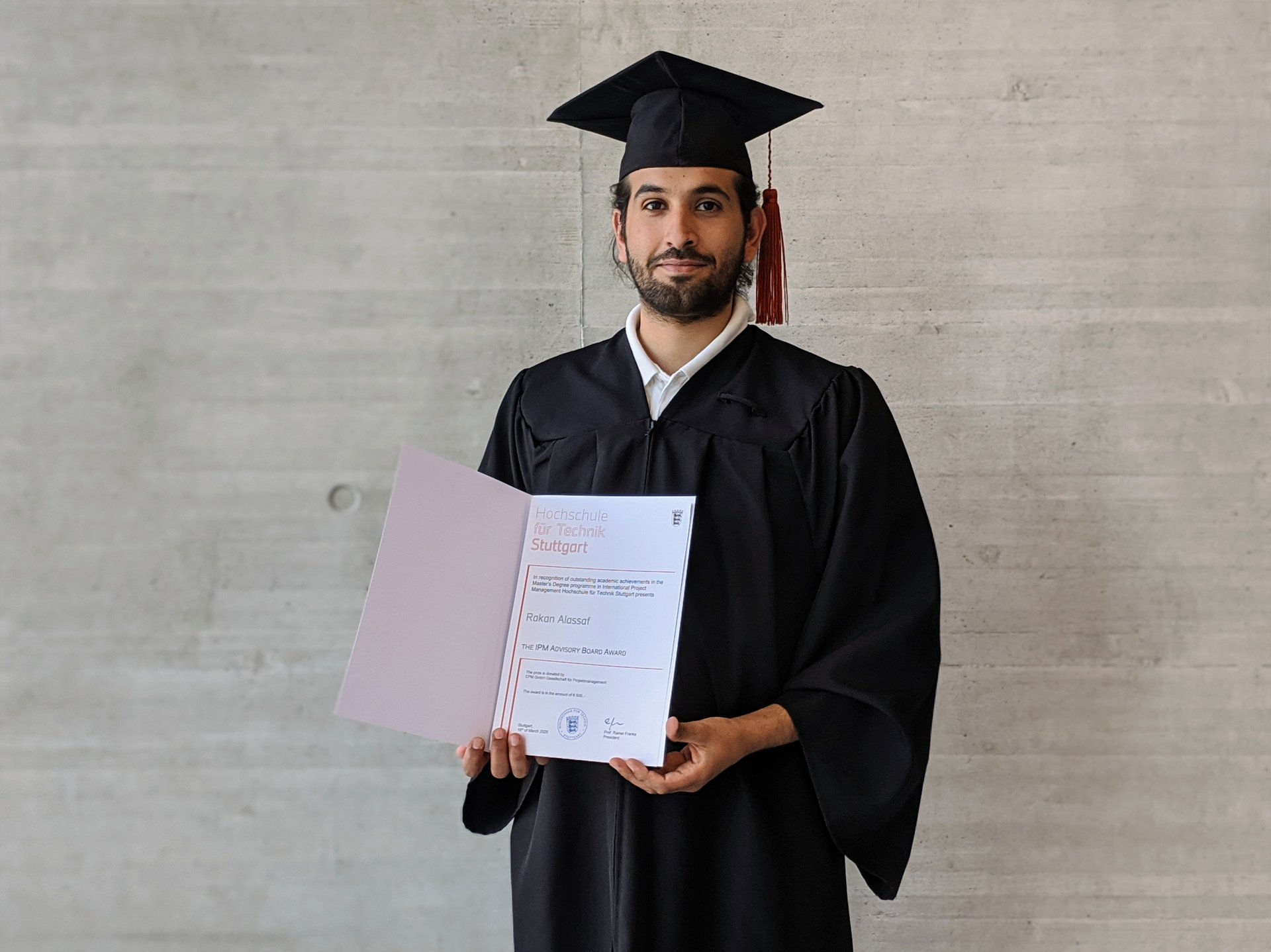 Student Abschlusszeugnis in Hand 