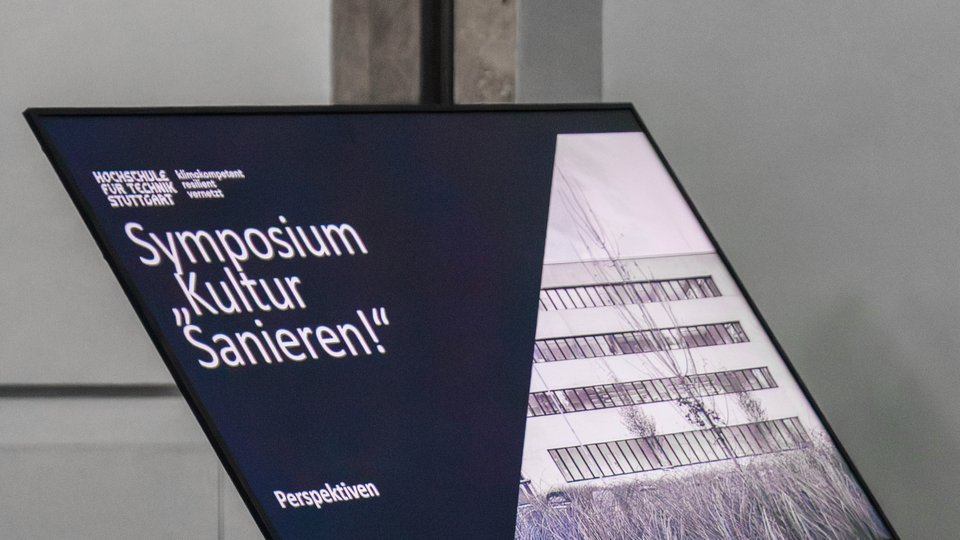 Monitor mit einer Folie des Symposiums Kultur Sanieren!