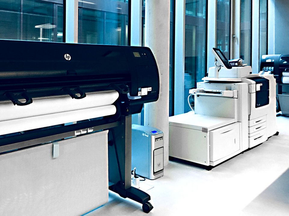 Plotter im Plotraum 