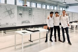 Fotografie der drei Studierenden vor den Plänen zur Studienarbeit Stuttgart Markthalle – Floating Garden