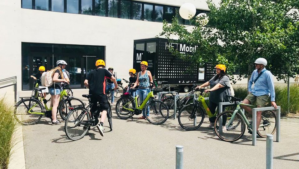 Summer School Teilnehmer mit E-Bikes vor der Fakultät Architektur und Gestaltung