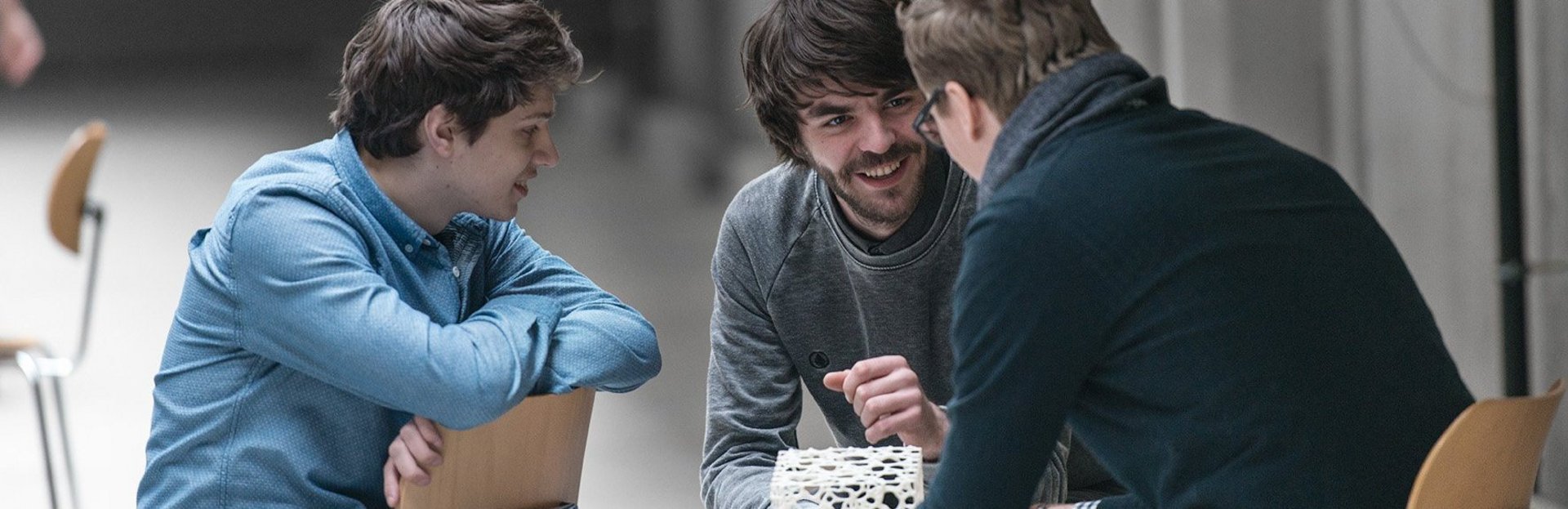 Drei Studierende im Gespräch