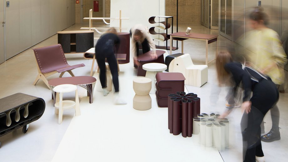 Gruppenbild von Studierenden mit ihren Objekten entstanden im Studiengang IMIAD