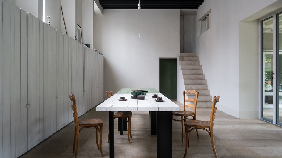 Fluchtende Innenraumansicht mit Tisch und Stühlen 