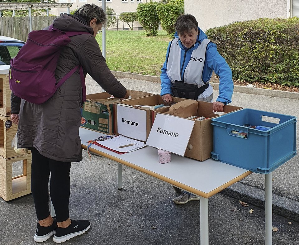 Frau schaut nach Büchern am Stand