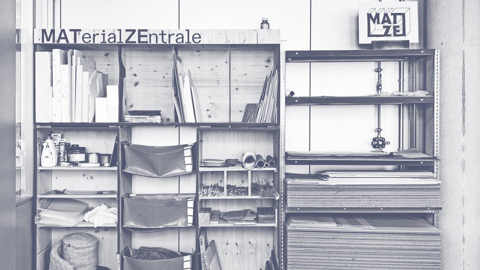 Abbildung der Materialien im Regal der MATZE – Materialzentrale