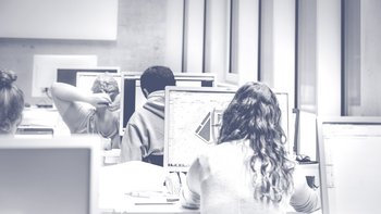 Studierende arbeiten am PC im PC-Raum