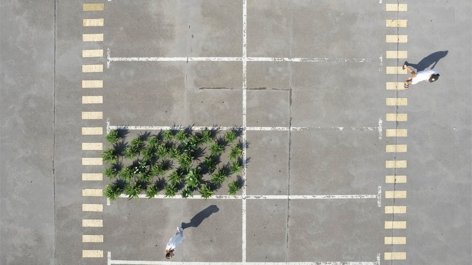 Parkplätze aus der Vogelperspektive mit Personen während der Summer School 
