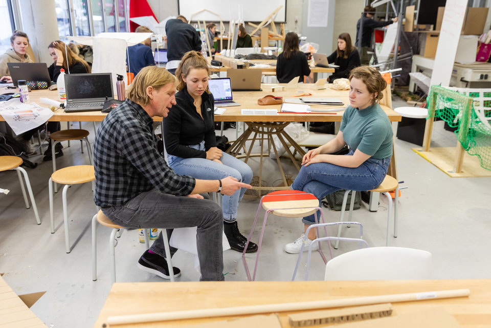 Eine Besprechung eines Hockers in der Werkstatt