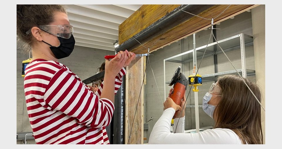 Zwei Studentinnen arbeiten in der Werkstatt an 1:1 Fassadenmodell 