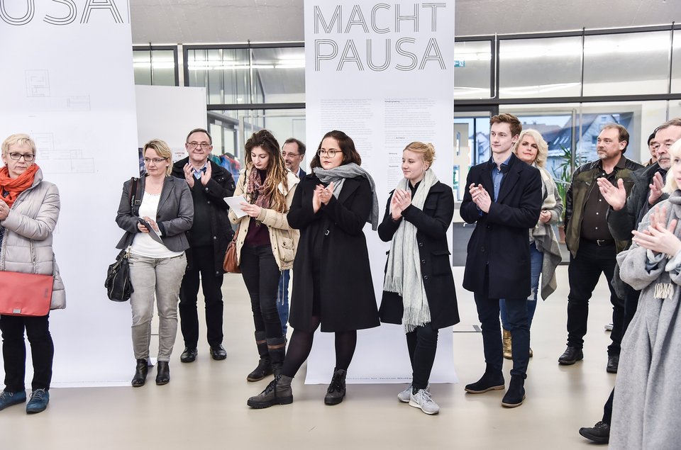 Eine Gruppe von Menschen, die bei der Ausstellung applaudiert