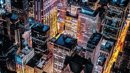 Grossstadtszenerie bei Nacht mit zahlreichen Wolkenkratzern