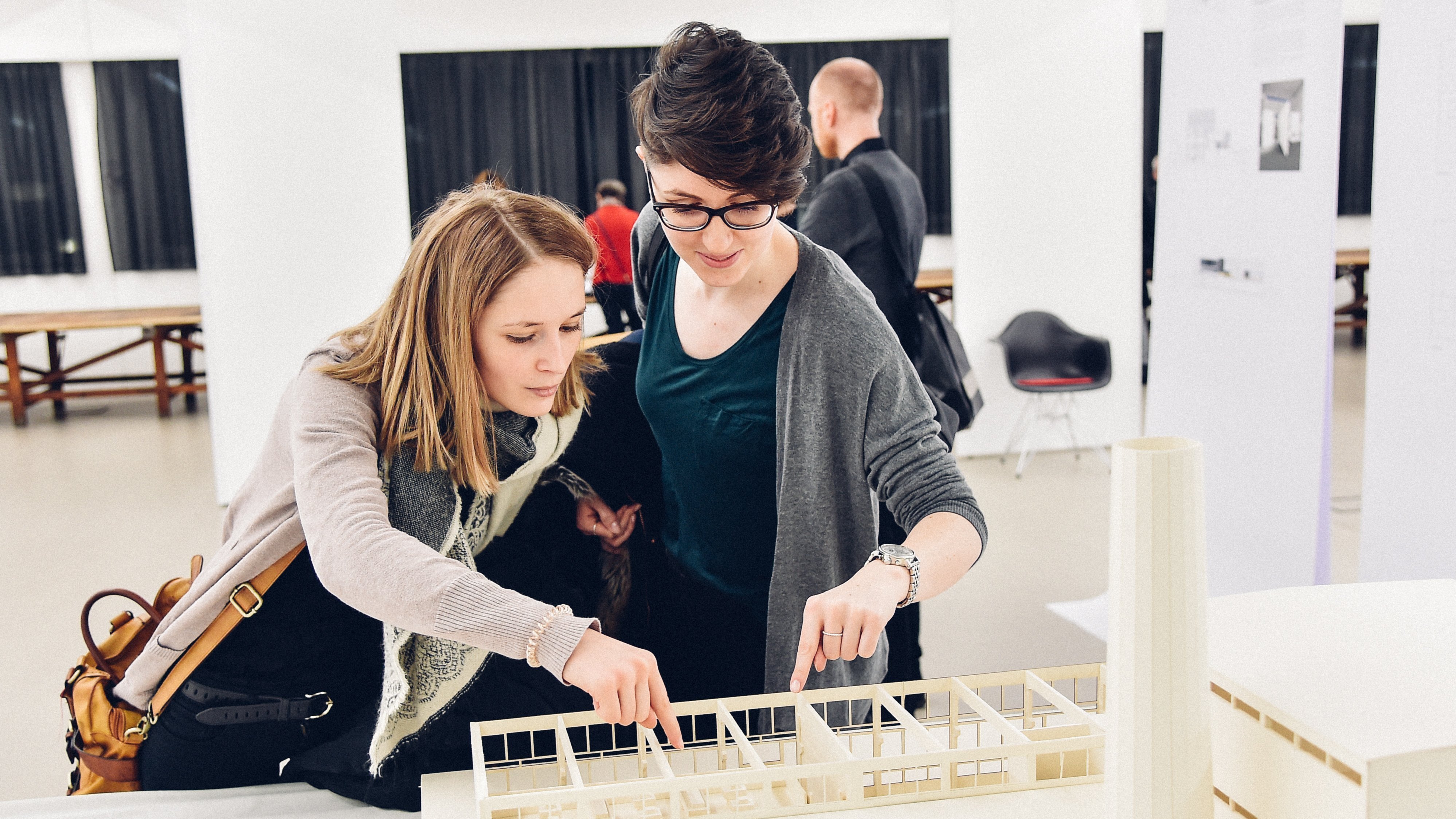 Zwei Studierende betrachten ein Modell bei der Ausstellung 